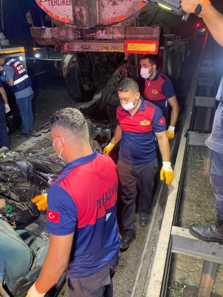 Otomobil, emniyet şeridindeki yakıt tankerine çarptı: 3 ölü