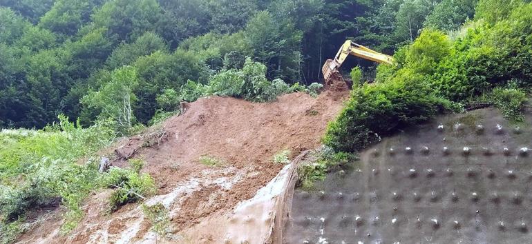 Bolu Dağı Tüneli çıkışında kayan toprağı kaldırma çalışmaları başladı