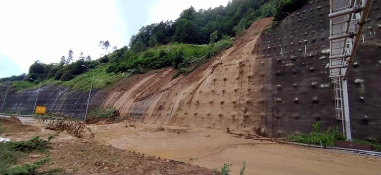 Bolu Dağı Tüneli çıkışında kayan toprağı kaldırma çalışmaları başladı