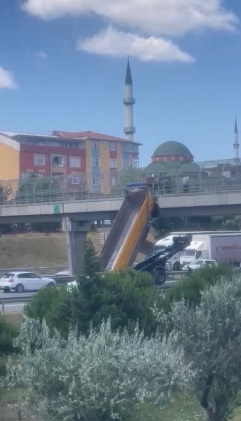 Sultanbeyli TEMde hafriyat kamyonunun damperi üst geçide çarptı