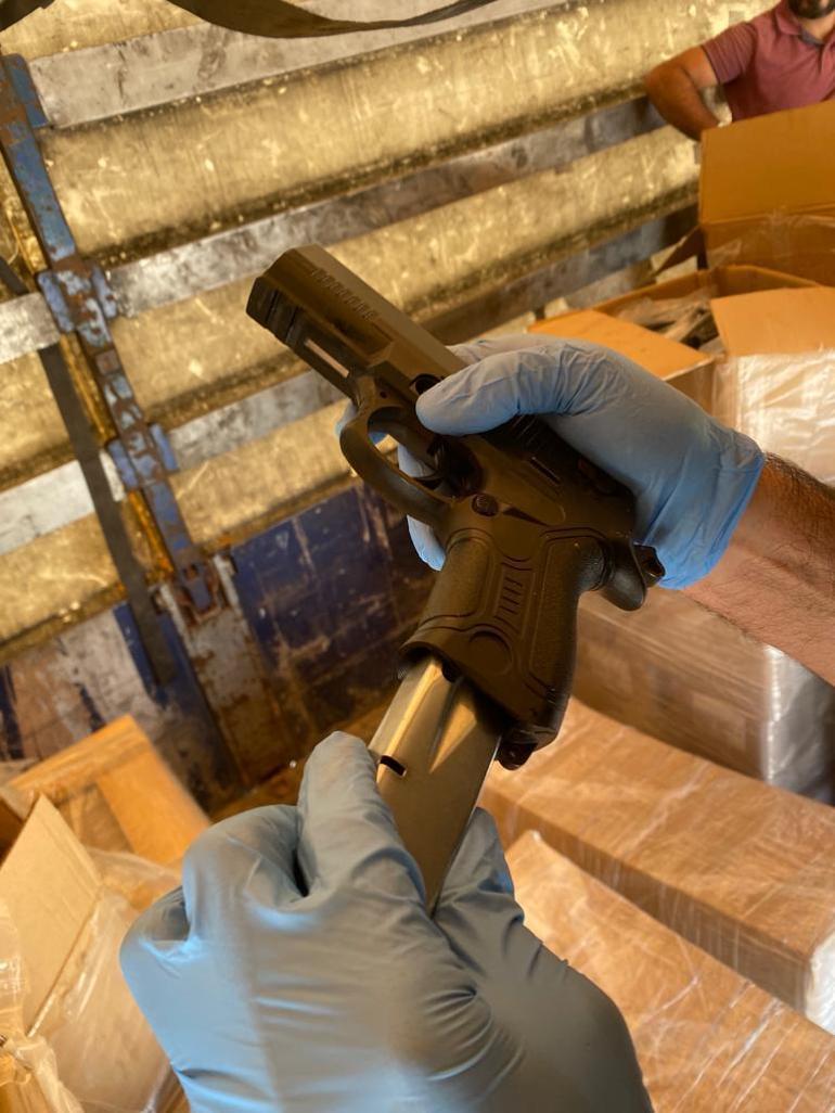 Gümrük mührü bozulan TIRda binlerce tabanca parçası ele geçirildi