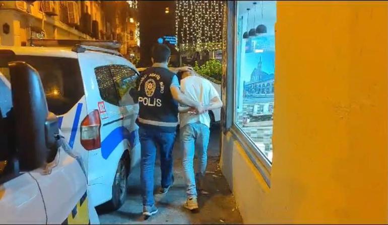 Beyoğlunda polis, motosiklet ile kaçan gaspçıların üzerine atlayarak yakaladı; o anlar kamerada