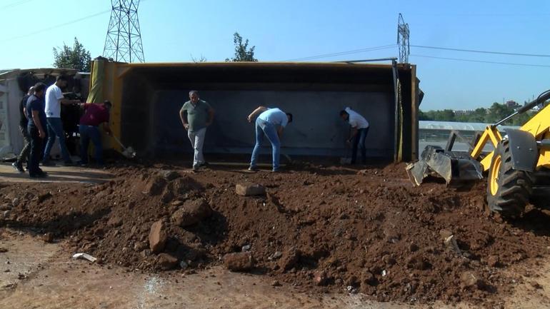 Tuzla’da hafriyat kamyonu devrildi