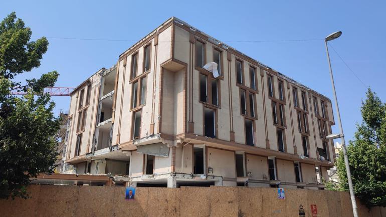 Küçükçekmece’de bir bölümü çöken Arel Üniversitesinin yıkımı başladı