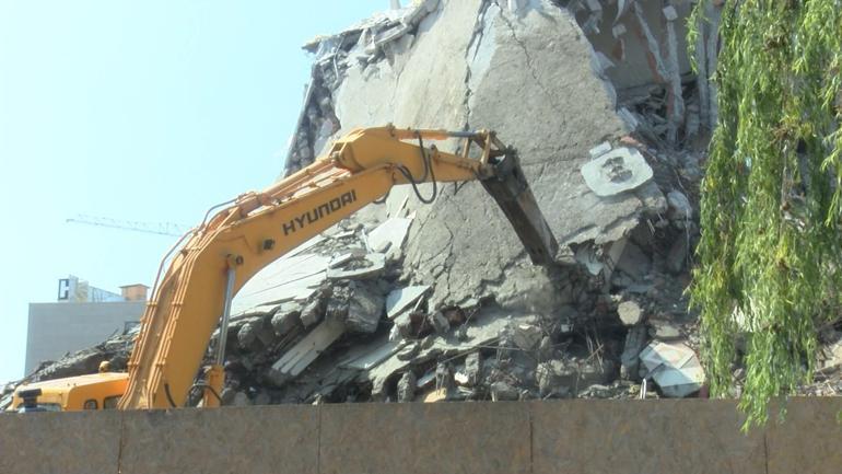 Küçükçekmece’de bir bölümü çöken Arel Üniversitesinin yıkımı başladı