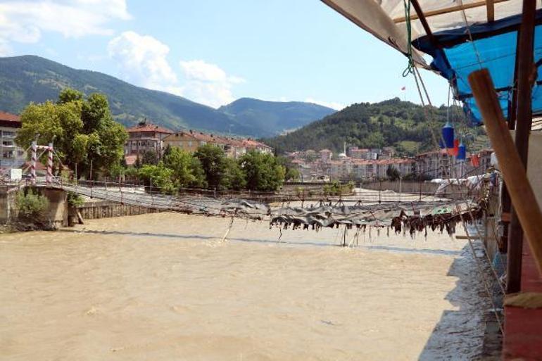 Selin vurduğu Devrekte temizlik ve hasar tespiti başladı
