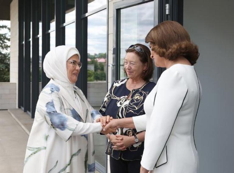 Emine Erdoğan, Litvanyada lider eşleriyle bir araya geldi