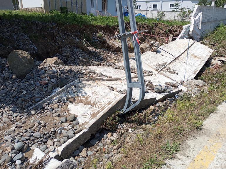 Sağanak nedeniyle biriken su, okul bahçesinin duvarını yıktı