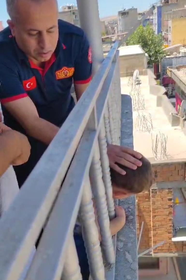 Başı balkon demirlerine sıkışan çocuğu itfaiye kurtardı