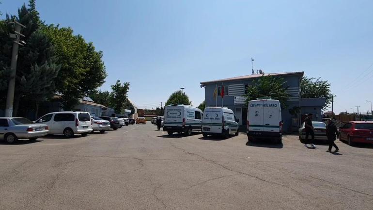 Tatile geldiği Antalyada gürültü kavgasında öldürülen Furkan, Diyarbakırda toprağa verildi