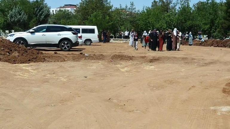 Tatile geldiği Antalyada gürültü kavgasında öldürülen Furkan, Diyarbakırda toprağa verildi