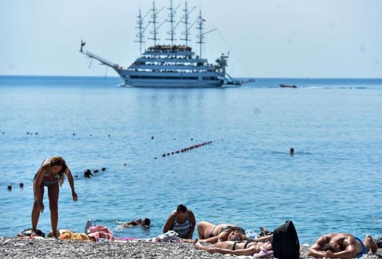 Antalyada sıcak hava bunalttı