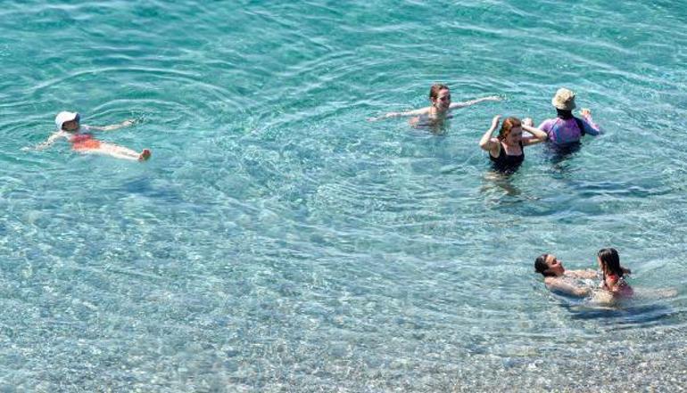 Antalyada sıcak hava bunalttı