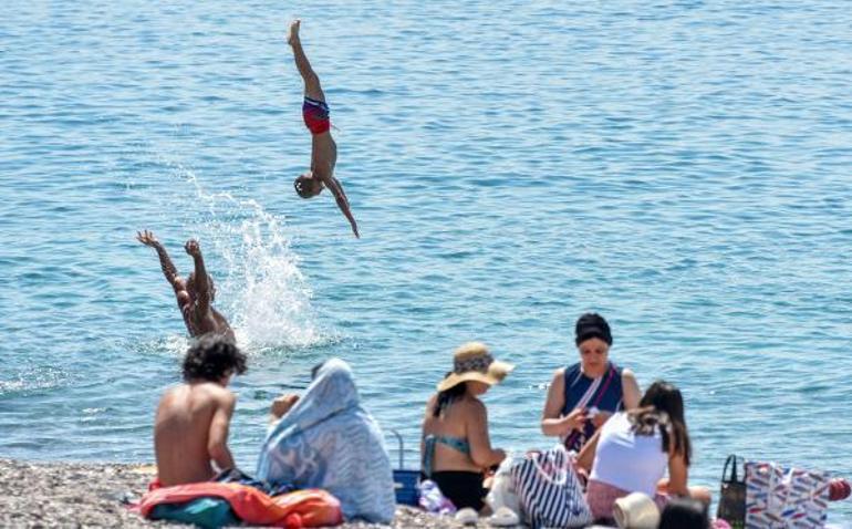 Antalyada sıcak hava bunalttı