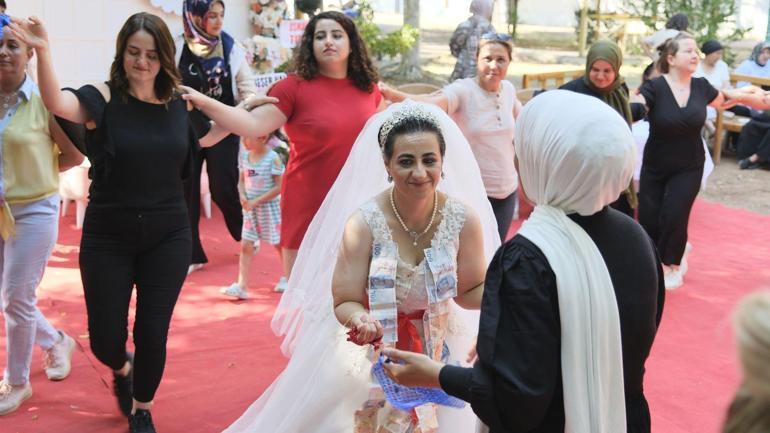 Depremzede zihinsel engelli Gamzenin düğün hayalini komşuları gerçekleştirdi