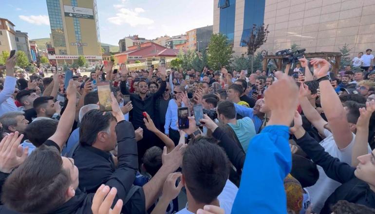 Milli futbolcu Hakan Çalhanoğluna Bayburtta coşkulu karşılama