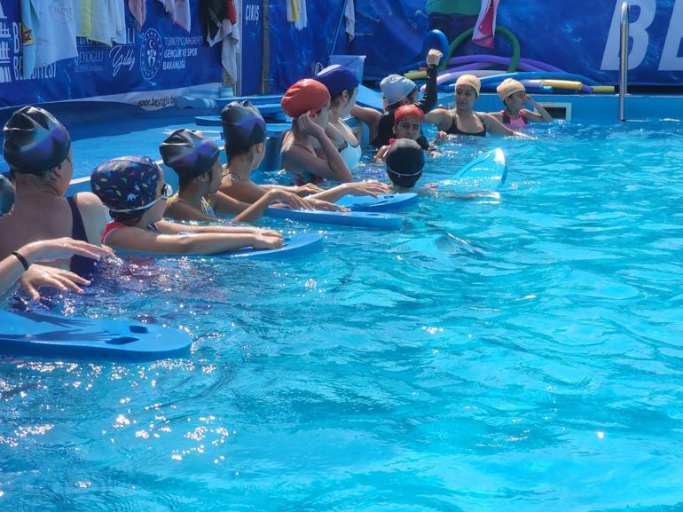 Beyoğlu’nda çocuklar için portatif yüzme havuzları kuruldu