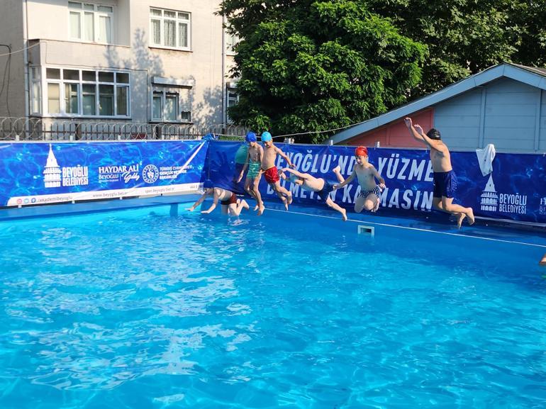 Beyoğlu’nda çocuklar için portatif yüzme havuzları kuruldu