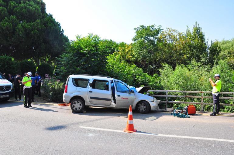 Otomobille çarptığı köprünün demir korkuluğu vücuduna saplanan sürücü öldü