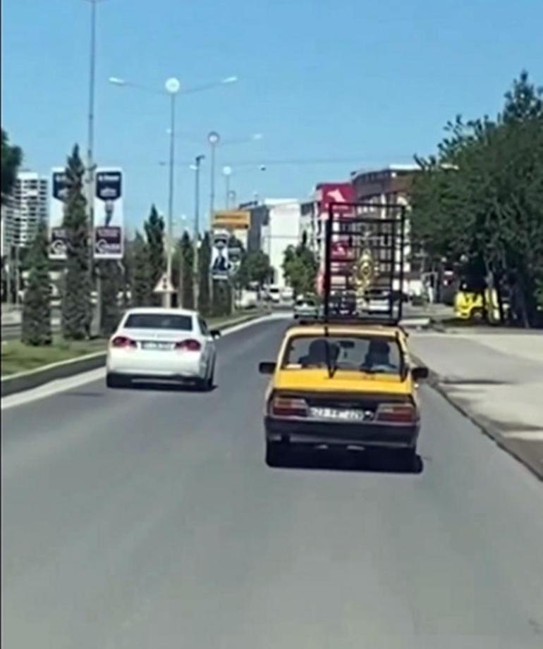 Otomobilin üzerinde demir korkuluk taşıdı; o anlar kamerada