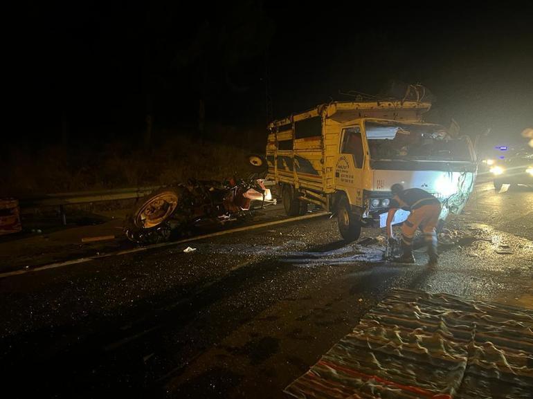 Tarsusta yolcu otobüsü ile iki kamyonun karıştığı kazada 7 kişi yaralandı