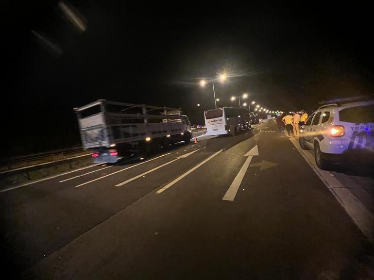 Tarsusta yolcu otobüsü ile iki kamyonun karıştığı kazada 7 kişi yaralandı