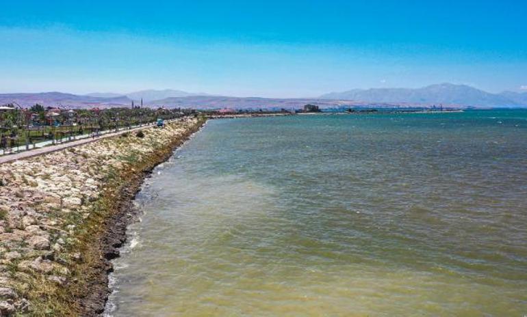 Van Gölünden 1 milyon 110 bin metreküp dip çamuru çıkarıldı