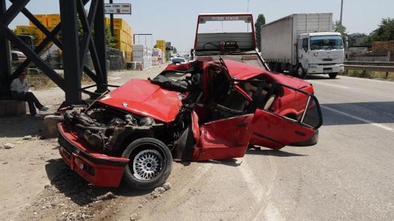 Bursada otomobil, üst geçit ayağına çarptı; 2 kardeş ağır yaralı