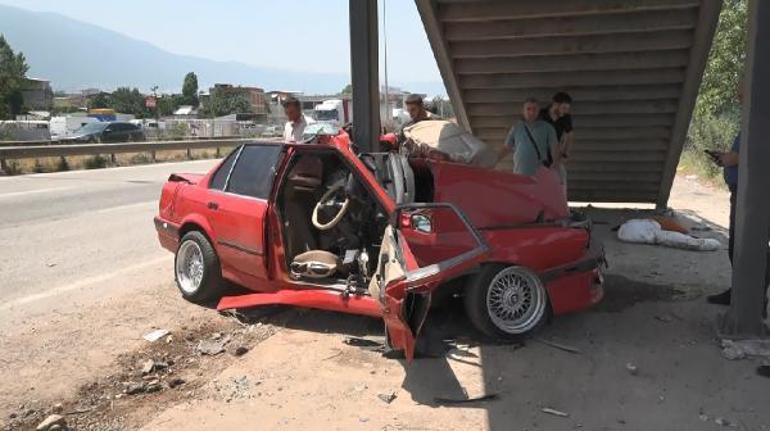 Bursada otomobil, üst geçit ayağına çarptı; 2 kardeş ağır yaralı