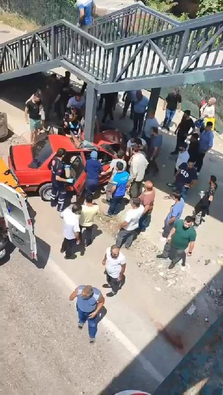 Bursada otomobil, üst geçit ayağına çarptı; 2 kardeş ağır yaralı