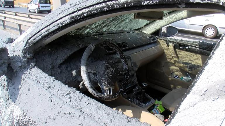 Bayrampaşa’da hafriyat kamyonundaki beton otomobilin üzerine döküldü