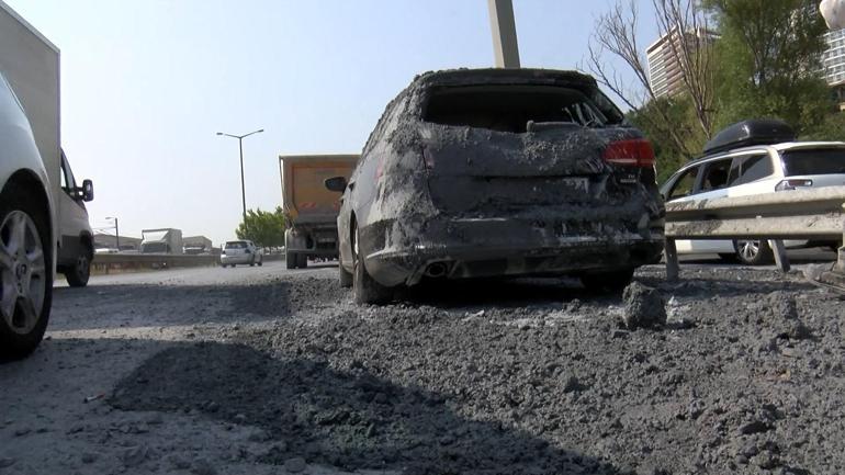 Bayrampaşa’da hafriyat kamyonundaki beton otomobilin üzerine döküldü