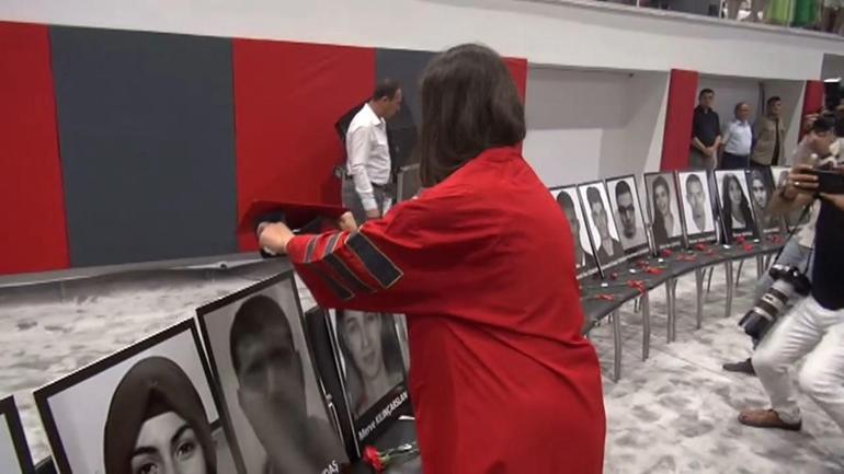 Depremde ölen kardeşinin kep ve cübbesini giyip diplomasını aldı