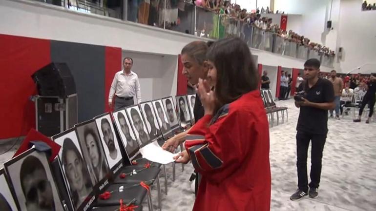 Depremde ölen kardeşinin kep ve cübbesini giyip diplomasını aldı