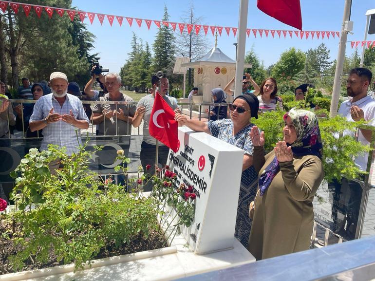 15 Temmuz kahramanı Ömer Halisdemirin kabrinde dua ettiler