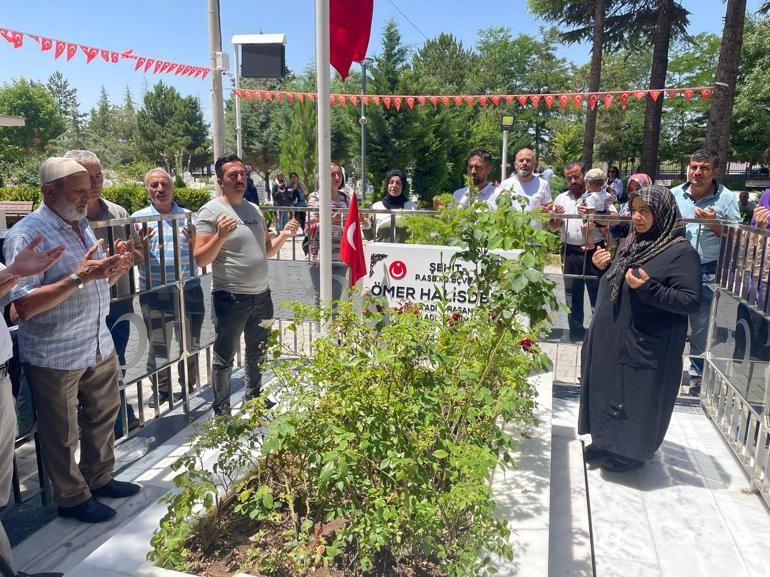 15 Temmuz kahramanı Ömer Halisdemirin kabrinde dua ettiler