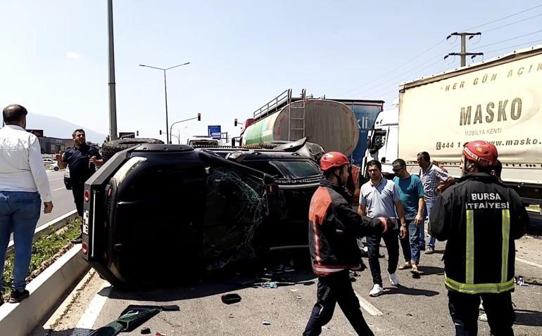 Bursada TIR, kırmızı ışıkta bekleyen 2 araca çaptı: 5 yaralı