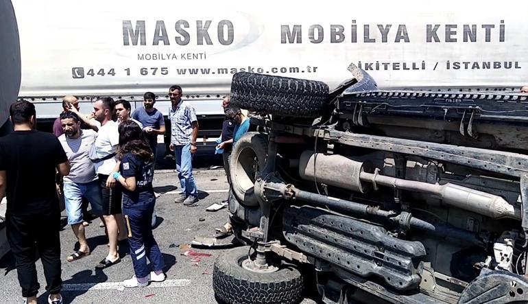 Bursada TIR, kırmızı ışıkta bekleyen 2 araca çaptı: 5 yaralı