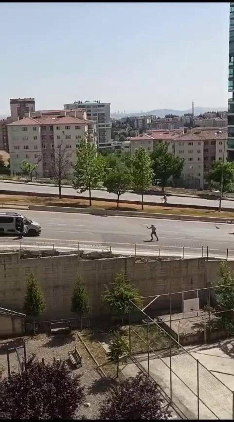 Akrabaların cadde ortasındaki silahlı borç- alacak kavgası kamerada