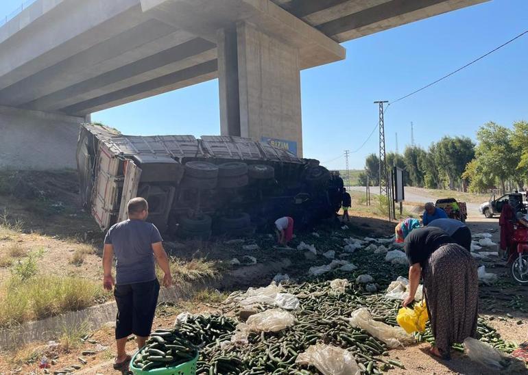 Lastiği patlayan kamyonet, viyadükten düştü; 3 yaralı