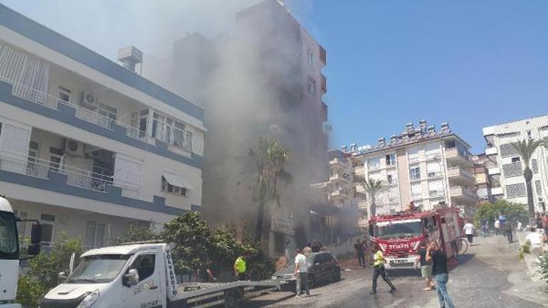 Mobilya deposunda yangın çıktı, binada oturanlar çatıya sığındı