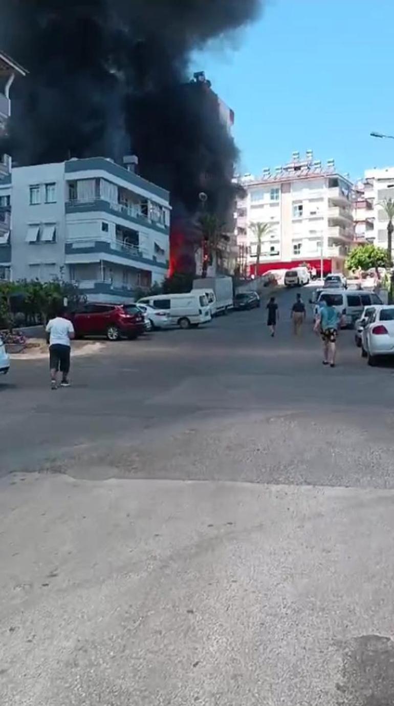 Mobilya deposunda yangın çıktı, binada oturanlar çatıya sığındı