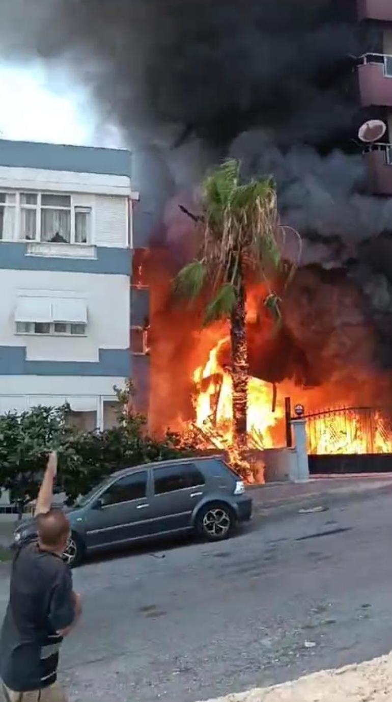 Mobilya deposunda yangın çıktı, binada oturanlar çatıya sığındı
