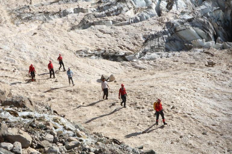 Kırılan buzulların arasına düşüp kaybolan 2 kişiyi arama çalışmaları yeniden başladı