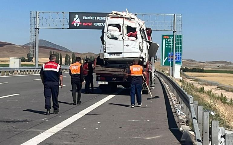 Aksarayda fındık işçilerini taşıyan minibüs devrildi; 24 yaralı