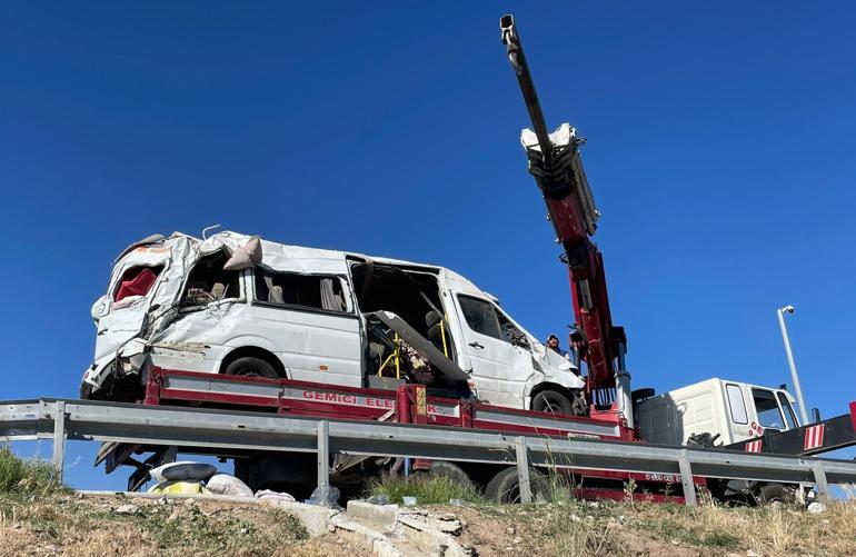 Aksarayda fındık işçilerini taşıyan minibüs devrildi; 24 yaralı