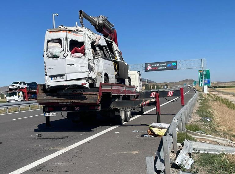 Aksarayda fındık işçilerini taşıyan minibüs devrildi; 24 yaralı