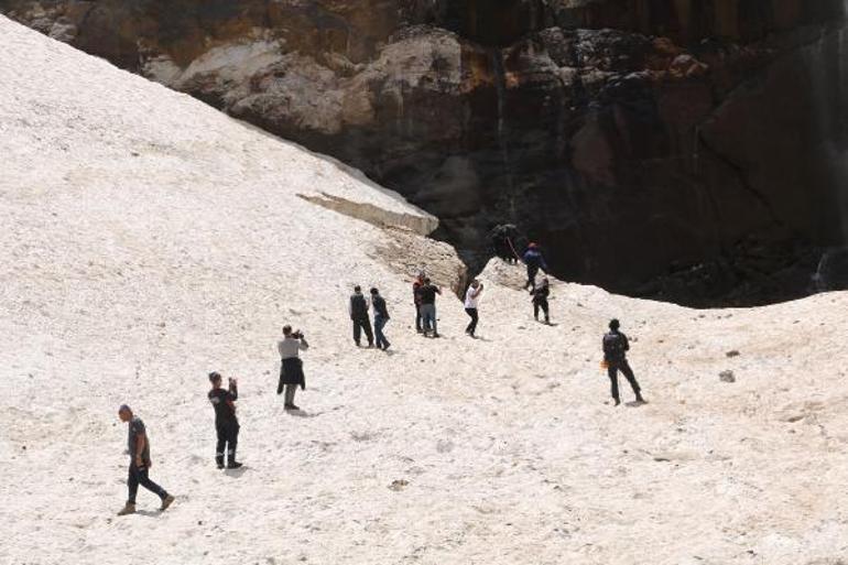 Kırılan buzulların arasına düşüp kaybolan 2 kişiyi arama çalışmaları yeniden başladı