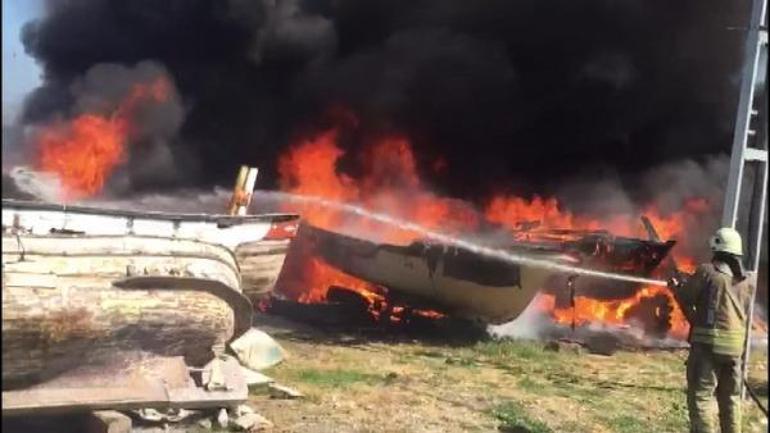 Küçükçekmece’de 5 tekne alev alev yandı