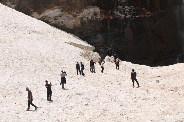 Hakkari’de kırılan buzulların arasında kaybolan 2 kişinin de cansız bedenine ulaşıldı